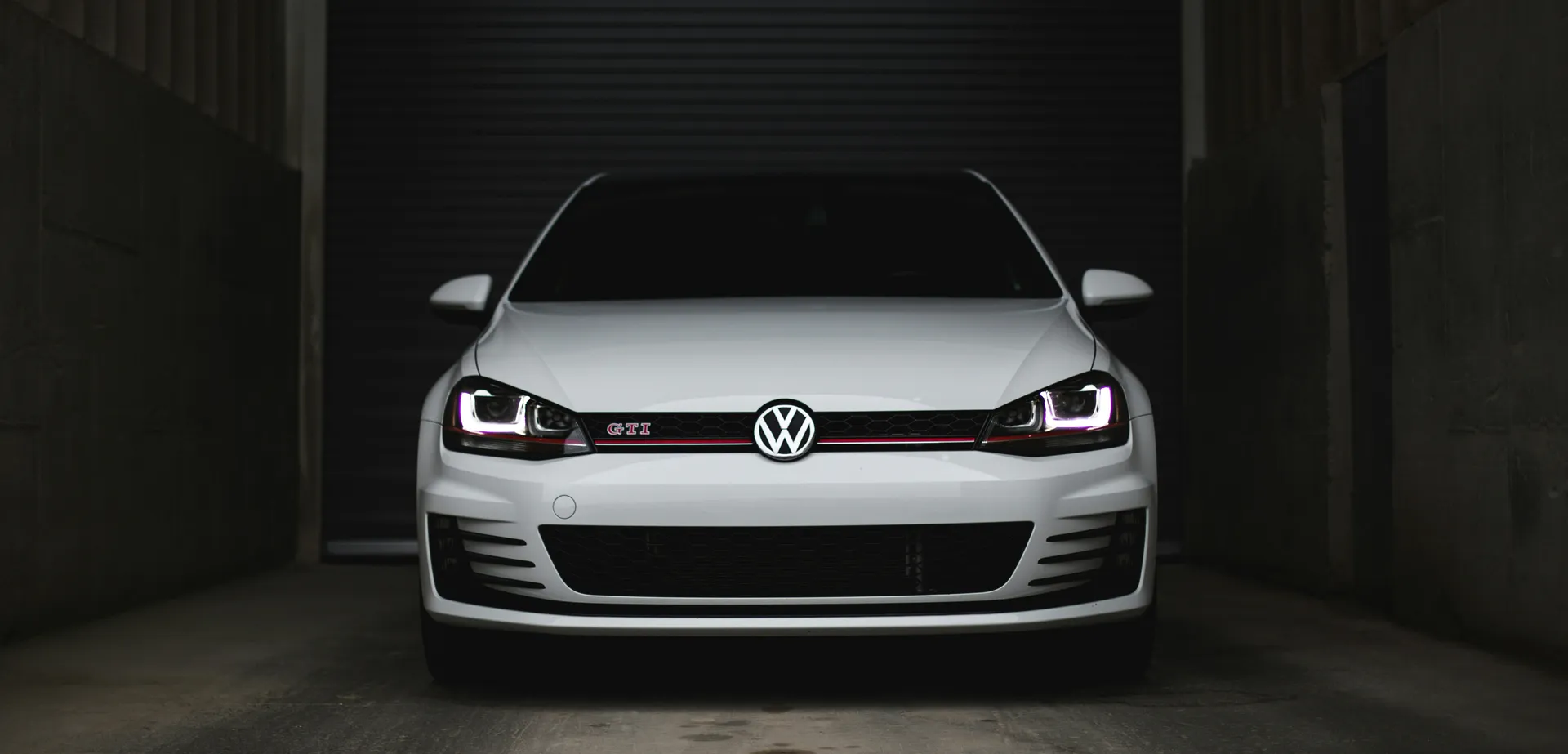 Model van een automerk in de hero van de website